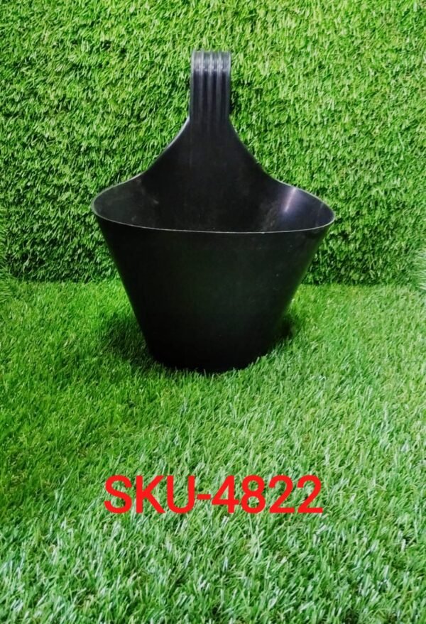 4822 Hanging Planter Pot used for storing and holding plants and flowers in it and this is widely used in in all kinds of gardening and household places etc.